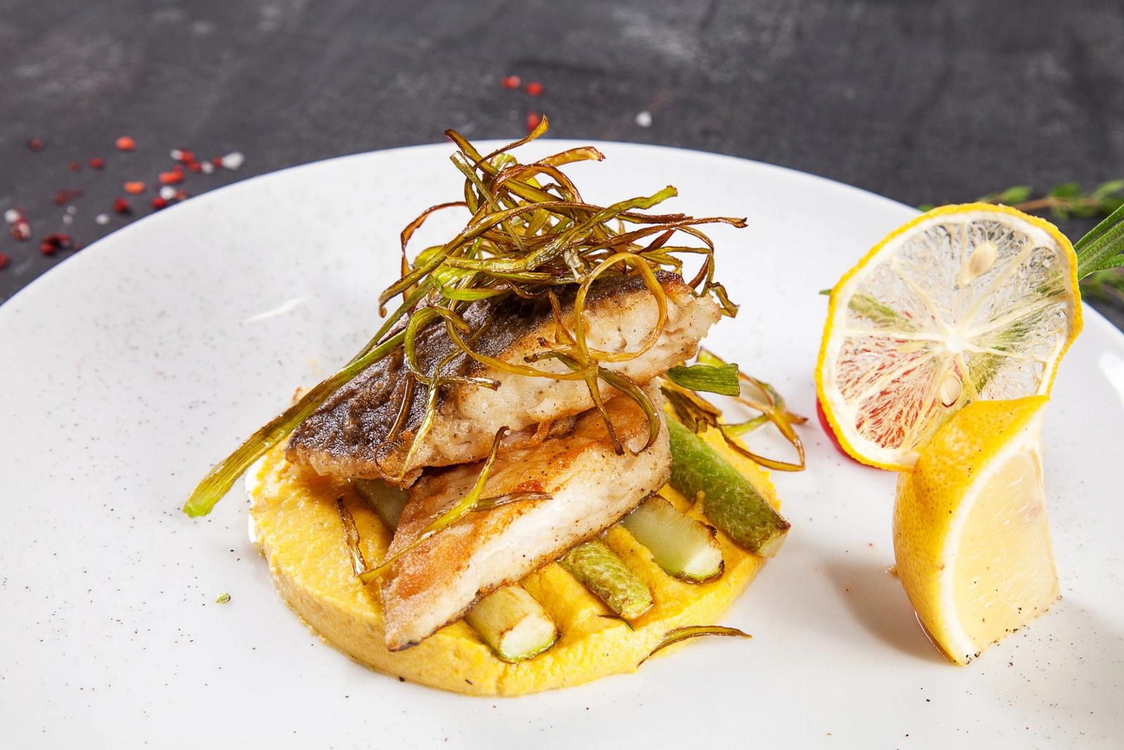 Recette bar grillé sur un lit d'asperge et galette de légumes