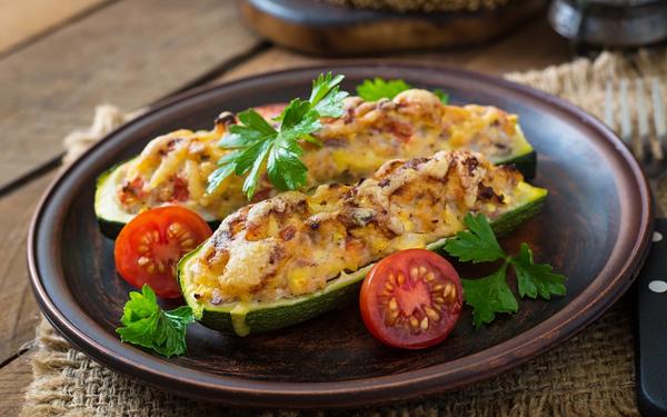 Courgette gratinée farcie au poulet et aux oignons
