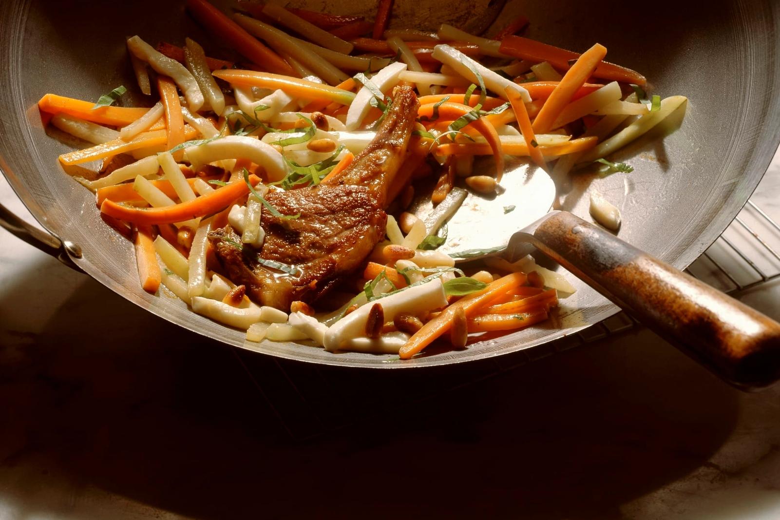 Côtelette d'agneau aux légumes sautés au wok