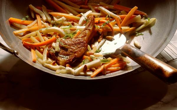 Côtelette d'agneau aux légumes sautés au wok