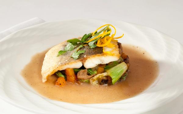Branzino poêlé, légumes de saison et sauce aux agrumes