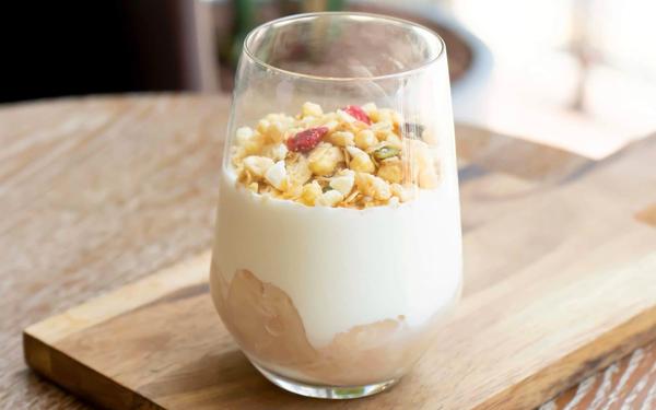 Parfait de yaourt grec au litchi, granola et sirop d’érable