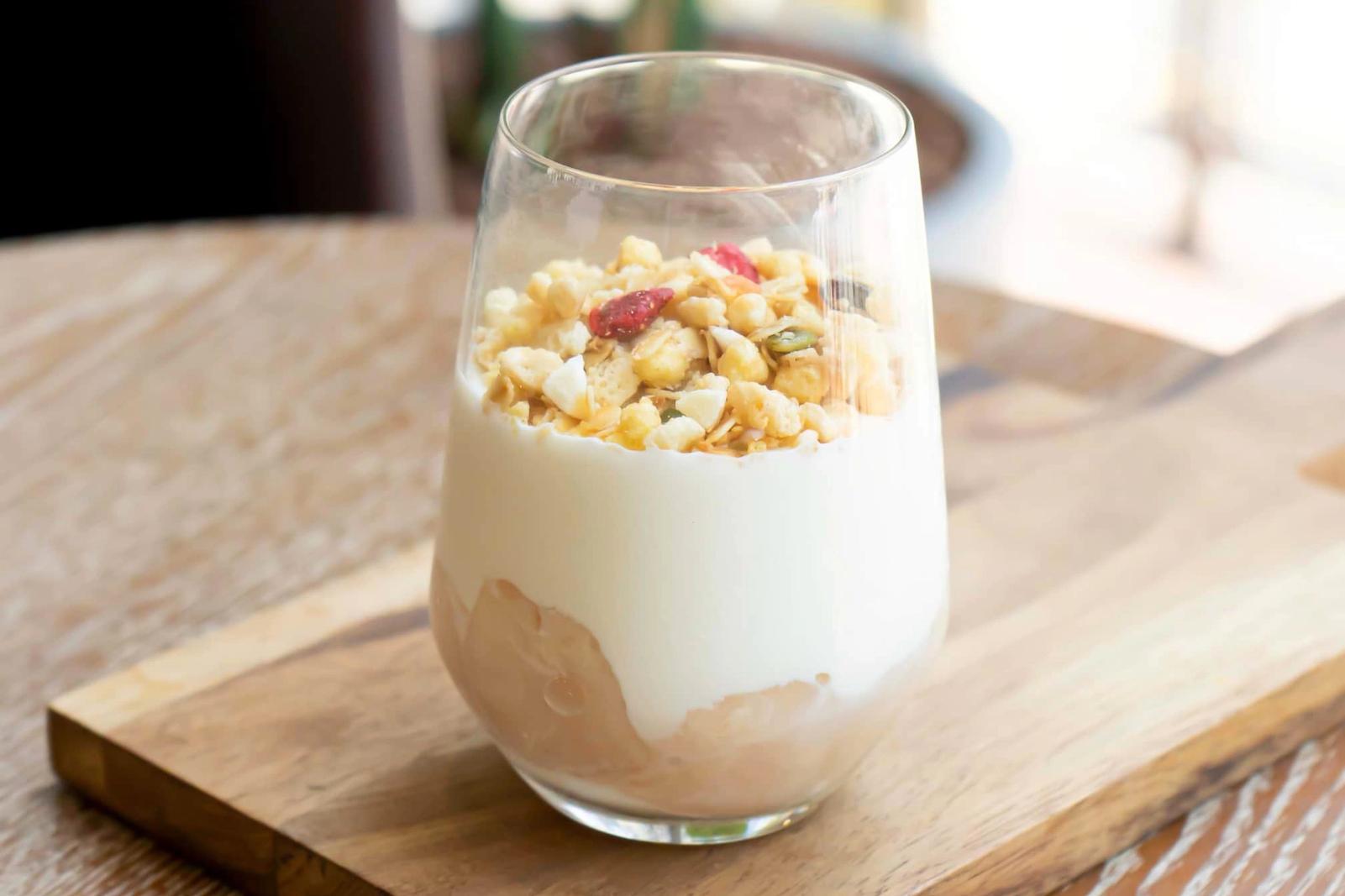 Parfait de yaourt grec au litchi, granola et sirop d’érable