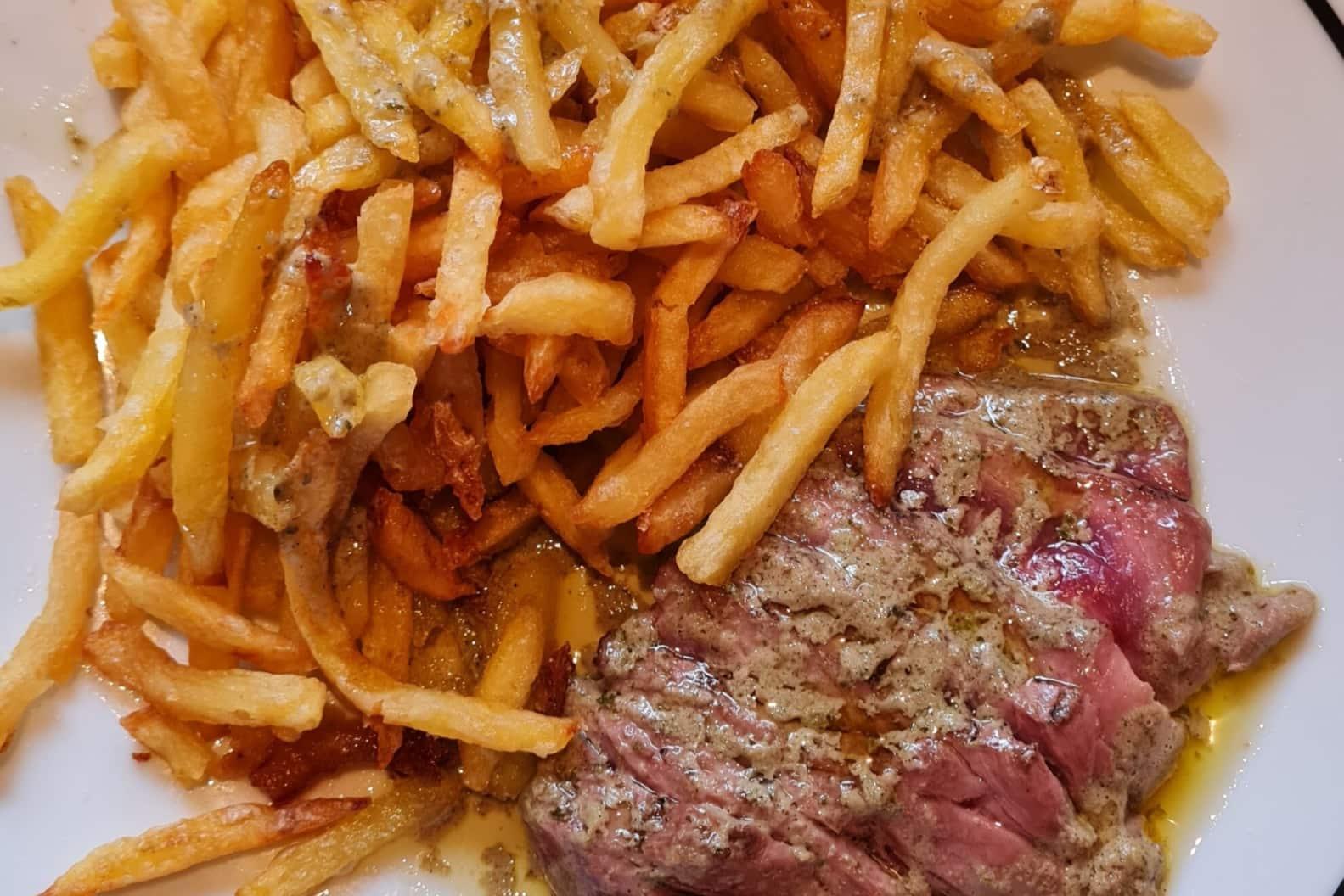 Émincé d'entrecôte de bœuf, sauce aux herbes et frites maison
