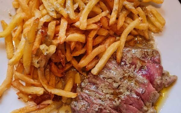 Émincé d'entrecôte de bœuf, sauce aux herbes et frites maison