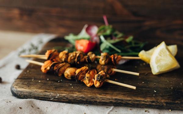 Brochettes de moules grillées
