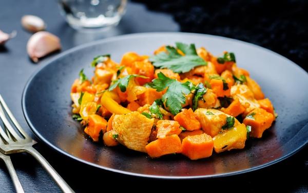 Poêlée de poulet à la patate douce et salade fraîche