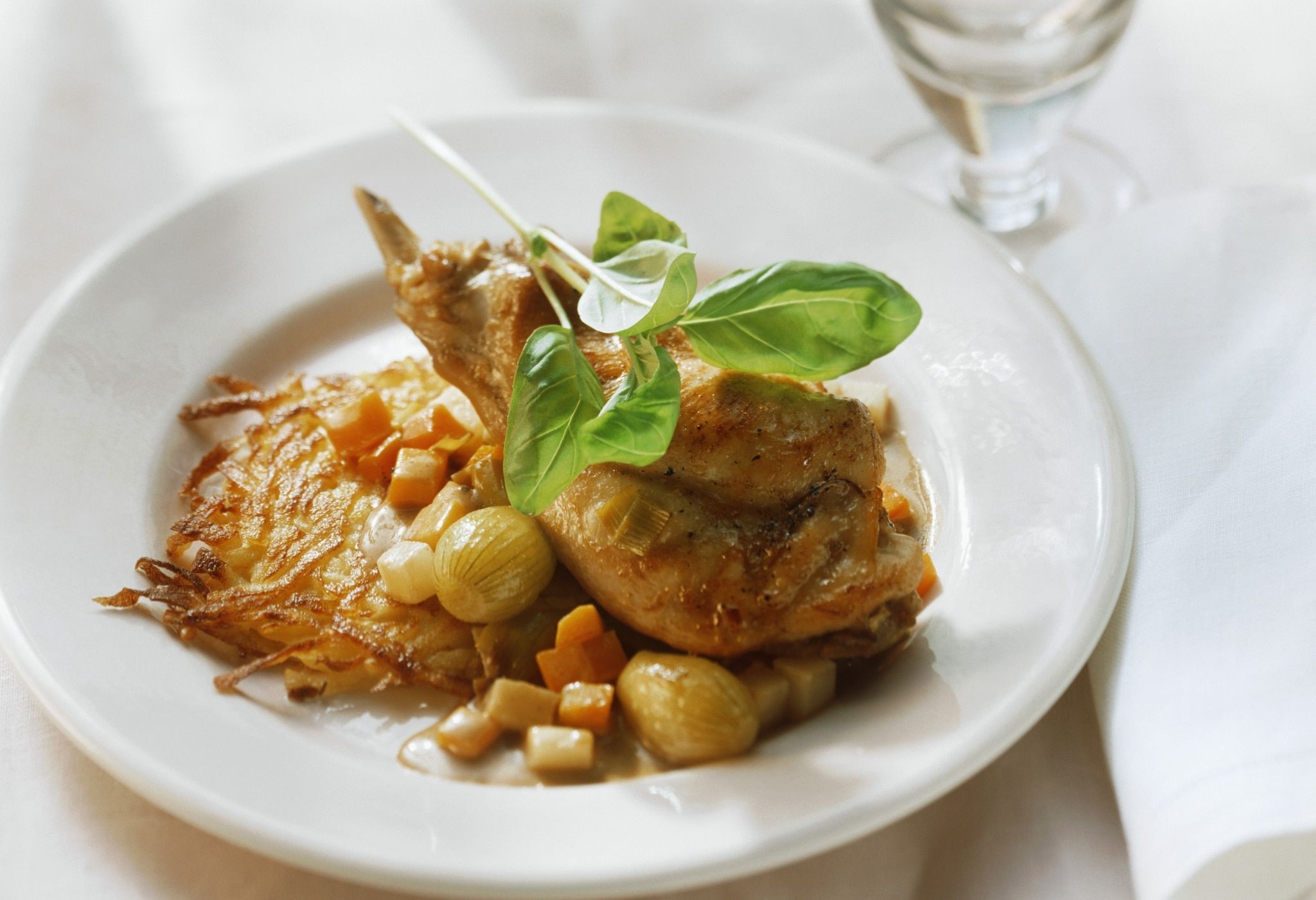 Cuisses de lapin aux oignons grelots, rösti et basilic
