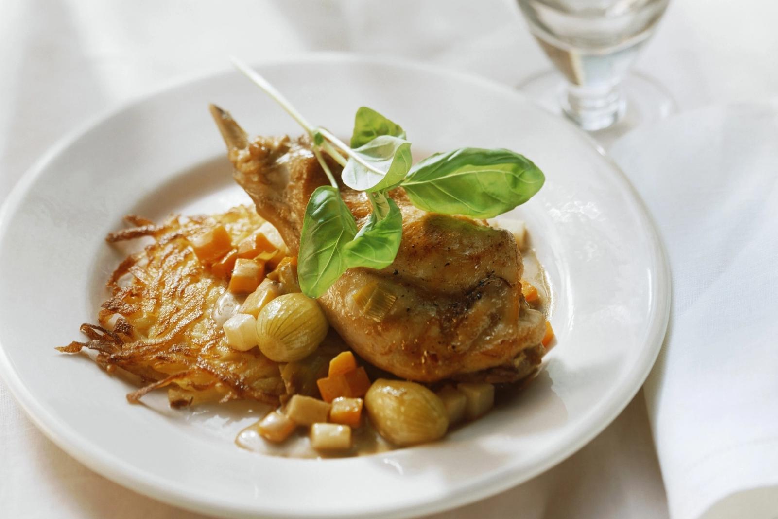 Cuisses de lapin aux oignons grelots, rösti et basilic