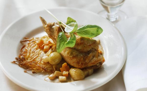 Cuisses de lapin aux oignons grelots, rösti et basilic