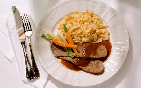 Bœuf mariné avec spaetzles et légumes