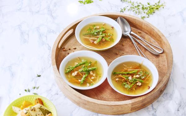 Consommé d'asperges, julienne de légumes, cerfeuil et noisettes