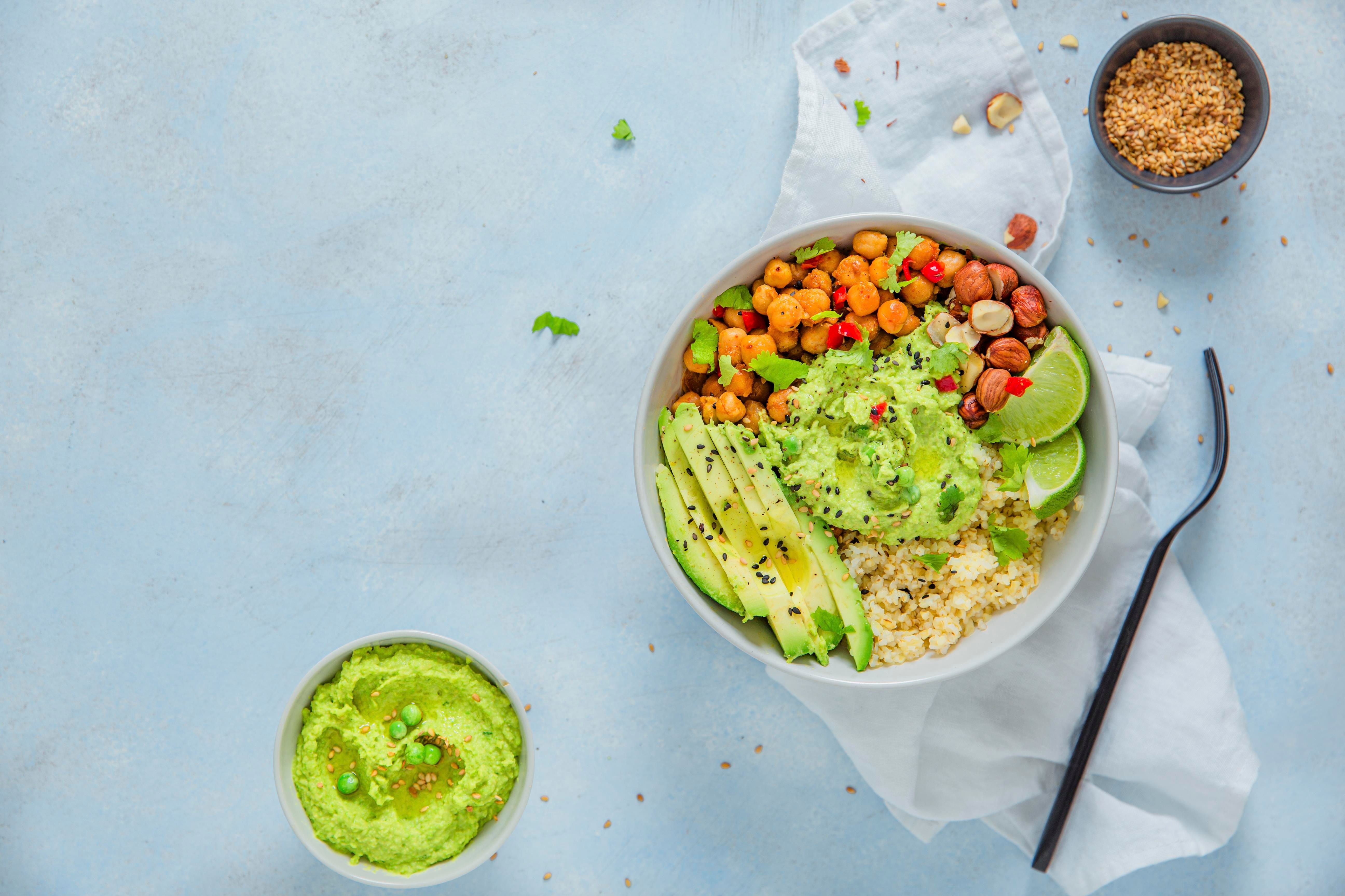 Buddah bowl aux pois chiches, avocat, houmous de petit pois, citron vert et semoule