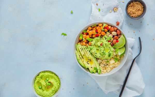 Buddah bowl aux pois chiches, avocat, houmous de petit pois, citron vert et semoule