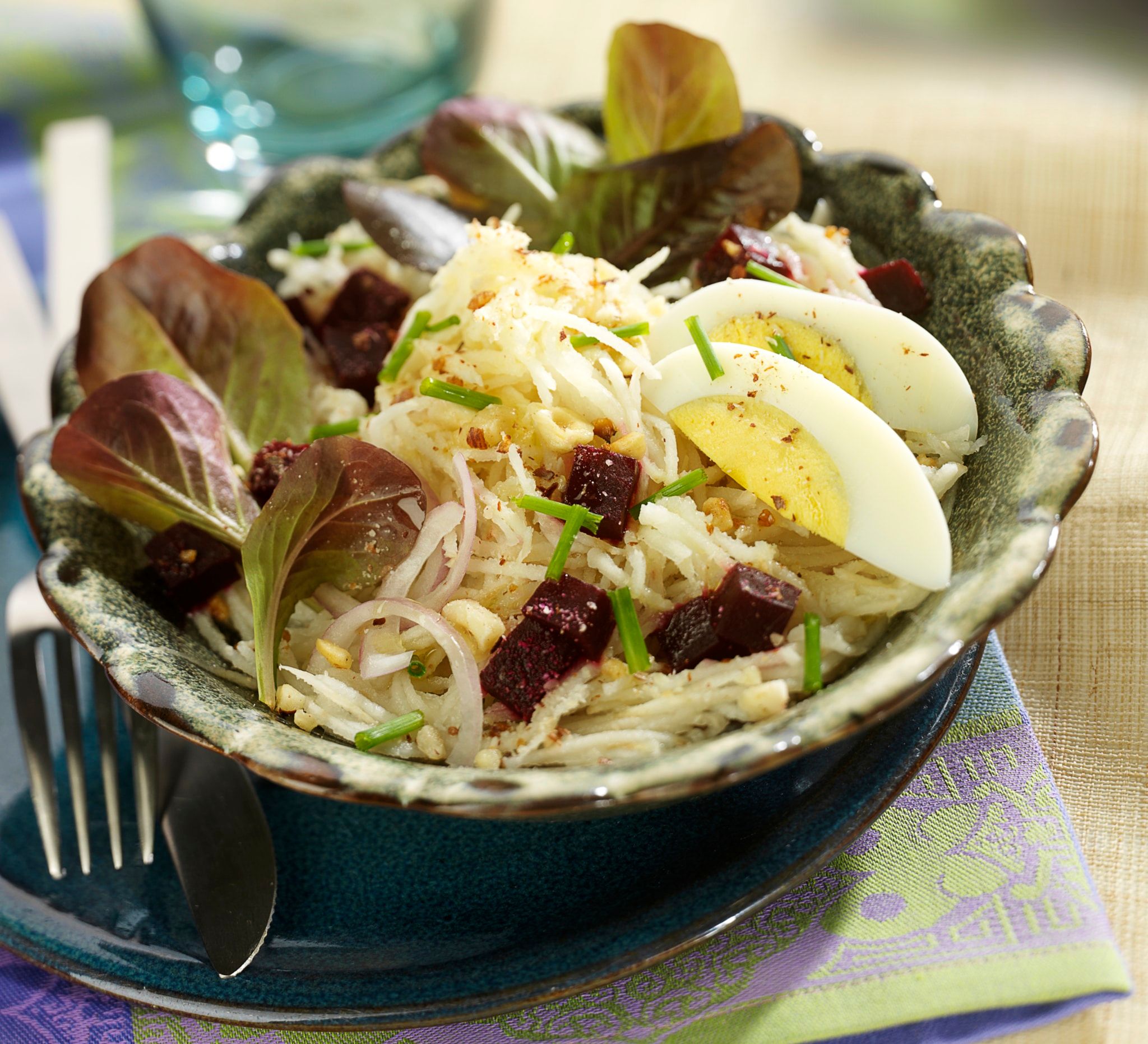 Salade de topinambours râpés, betterave, mâche et œuf dur