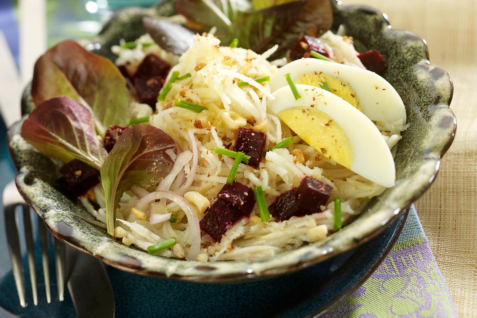 Salade de topinambours râpés, betterave, mâche et œuf dur