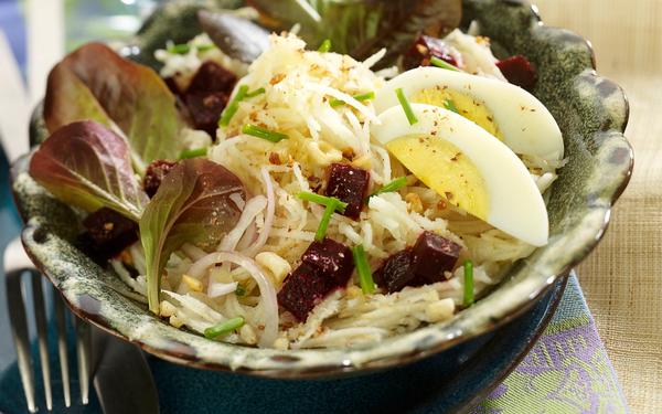 Salade de topinambours râpés, betterave, mâche et œuf dur