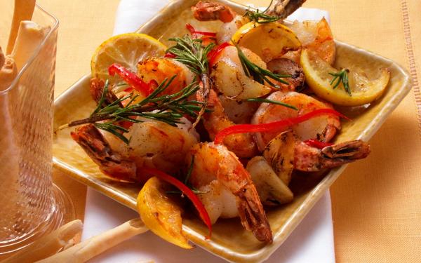 Langoustines grillées au citron aux poivrons et au romarin