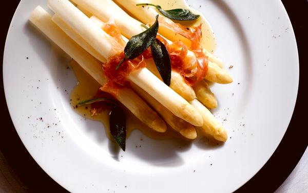 Asperges à la sauge et au beurre de jambon