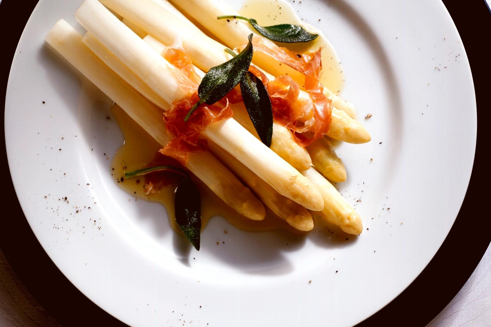 Asperges à la sauge et au beurre de jambon