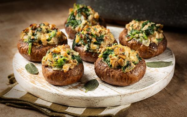 Champignons farcis aux oignons, épinards, chapelure et fromage de chèvre