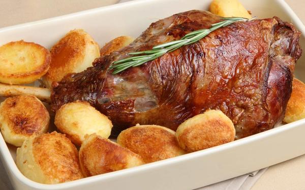Gigot d'agneau rôti et pommes de terre fondantes