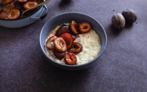 Riz au lait aux prunes tranchées