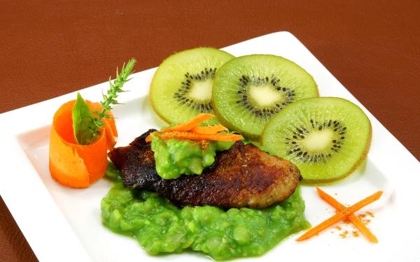 Steak de porc sur crème de petits pois