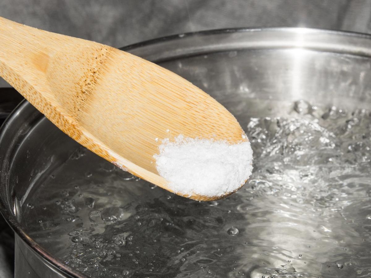 Sel dans l’eau des pâtes : mythes étonnants et vérités que tout cuisinier devrait connaître