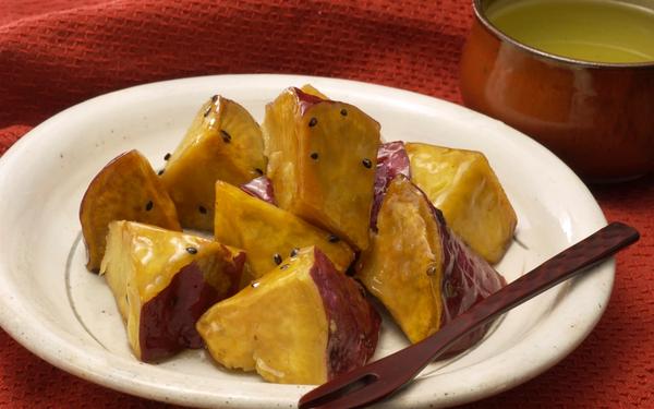 La recette du Daigakuimo (patates douces, sirop caramélisé, graines de sésame noires)