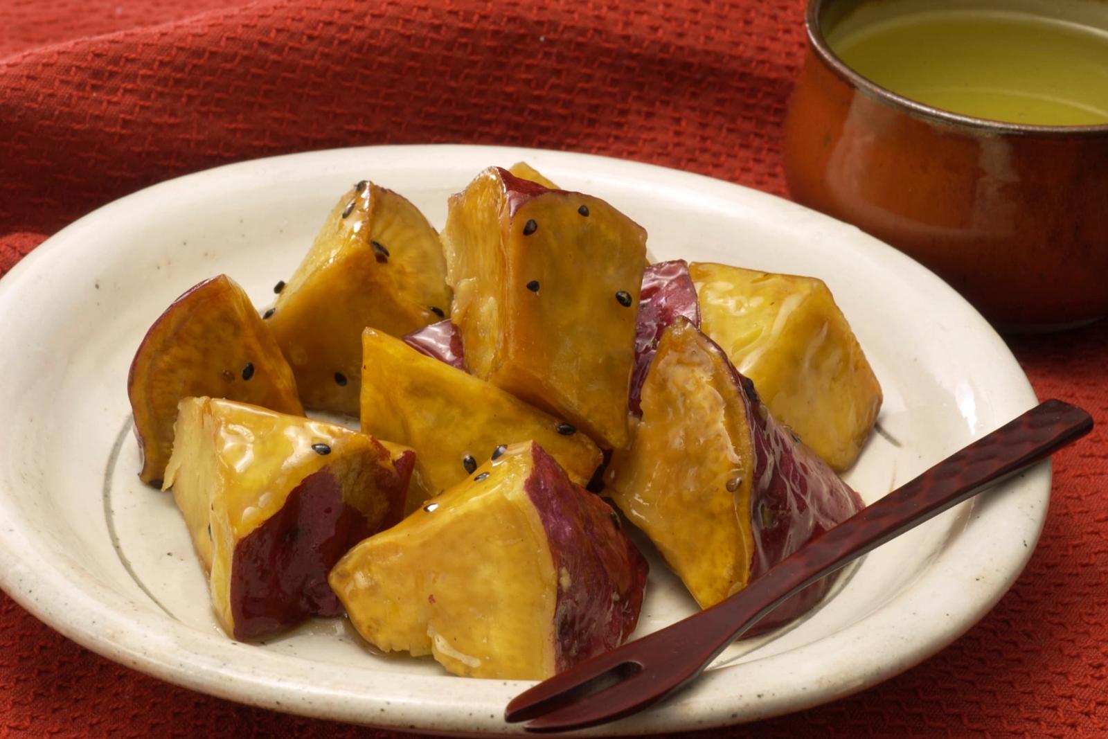 La recette du Daigakuimo (patates douces, sirop caramélisé, graines de sésame noires)
