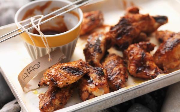 Ailes de poulet grillées avec sauce barbecue