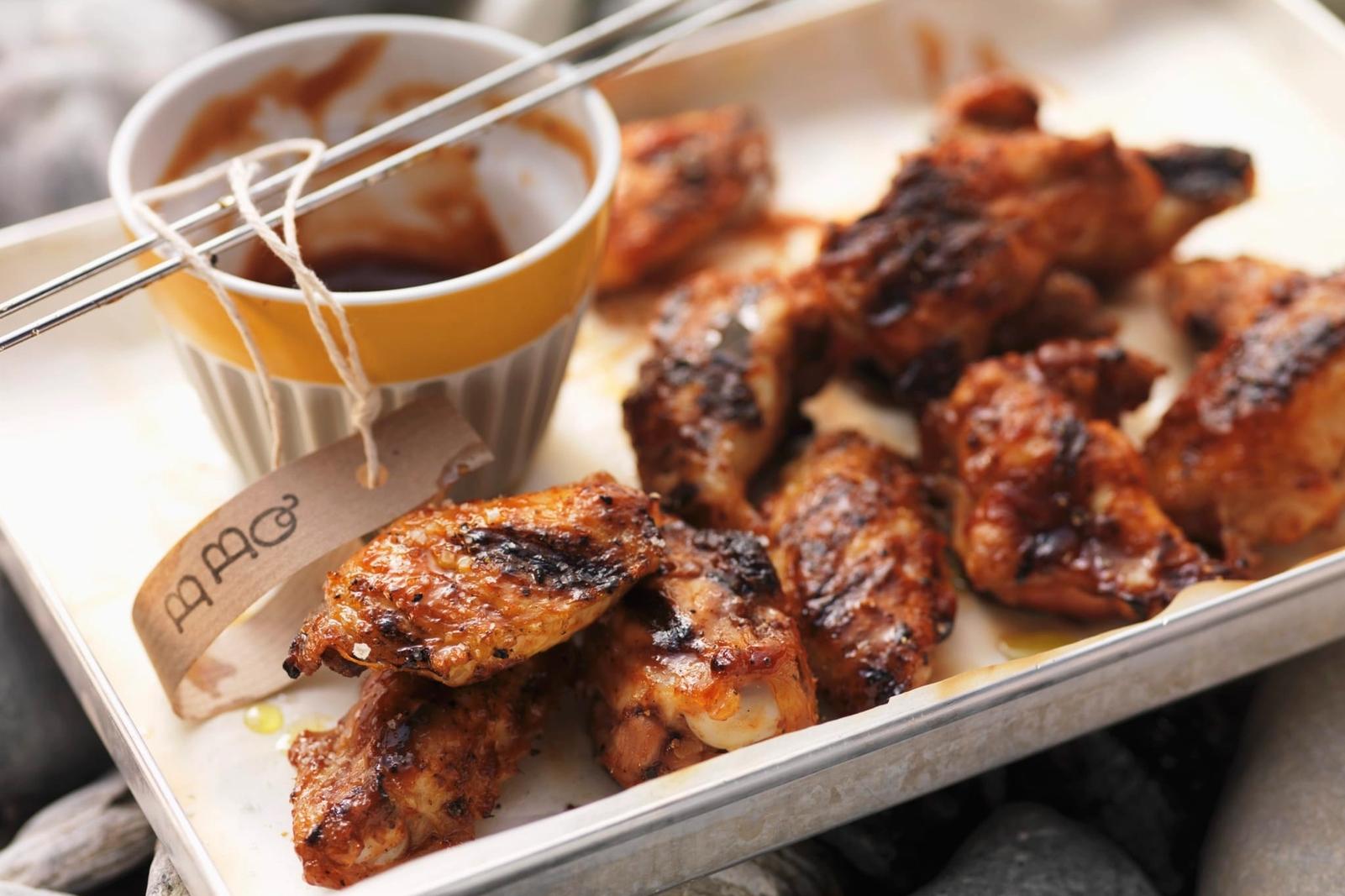 Ailes de poulet grillées avec sauce barbecue