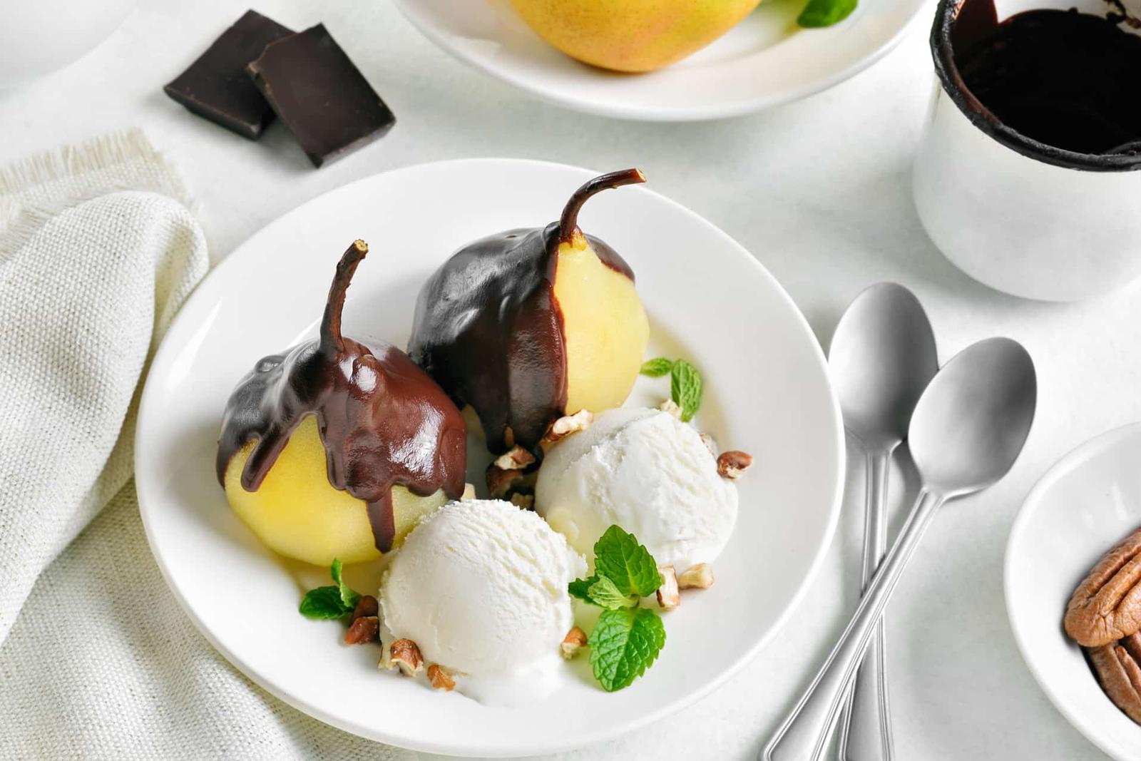 Poire Belle-Hélène avec glace à la vanille