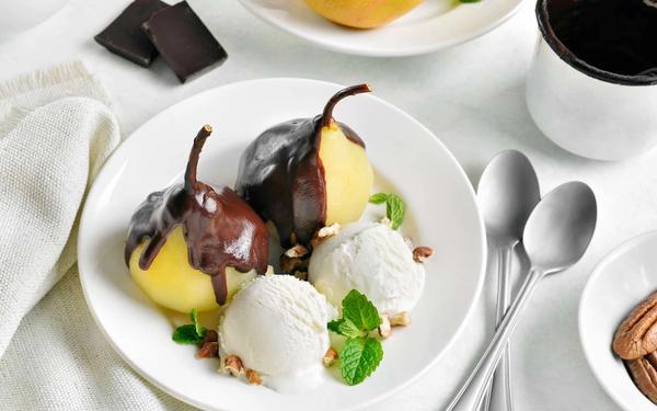 Poire Belle-Hélène avec glace à la vanille