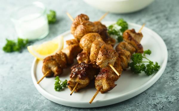 Brochettes de poulet marinées au citron