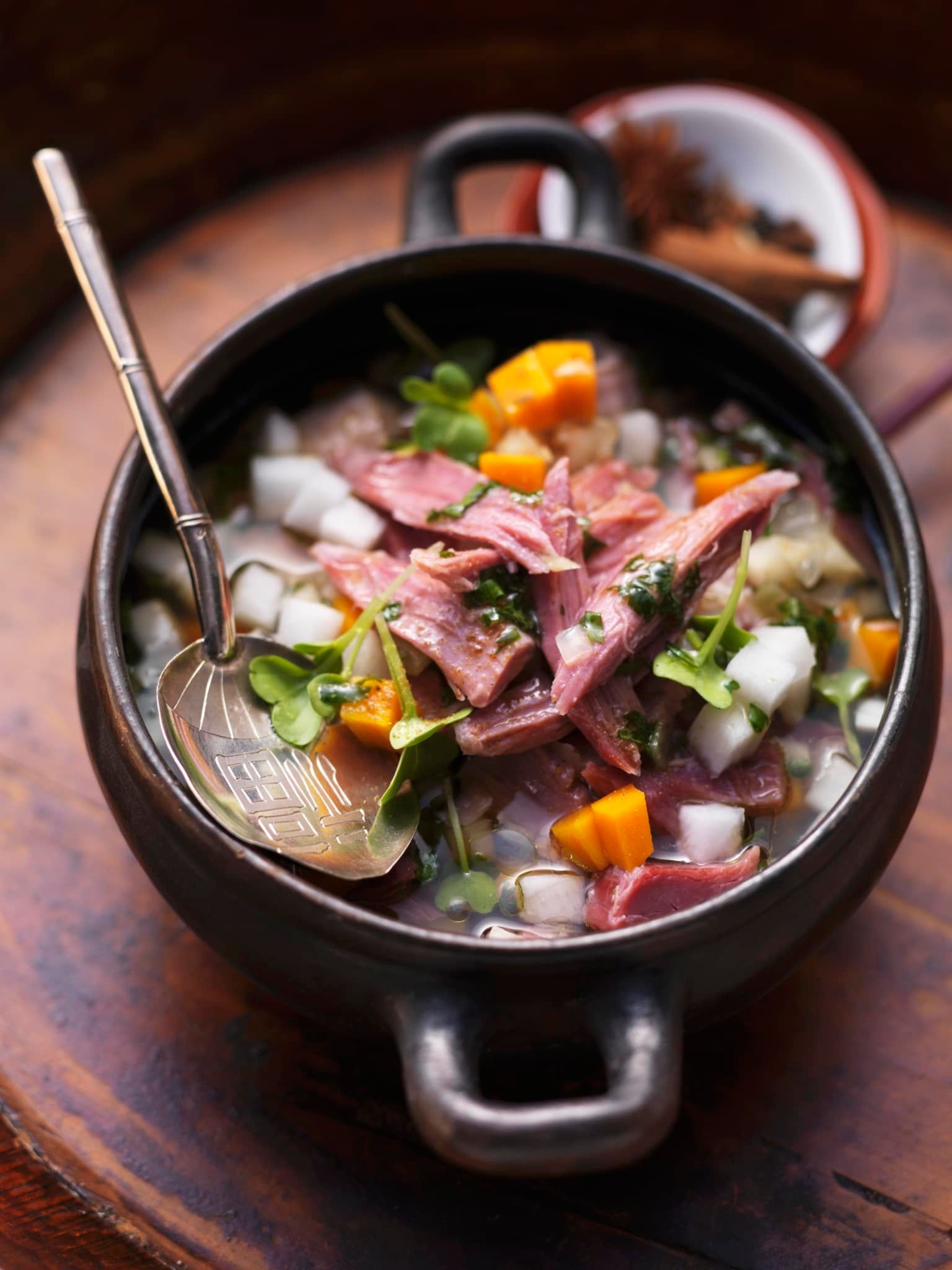 Ragoût oriental au jarret de porc et aux radis