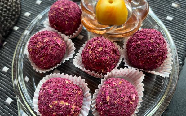 Rose laddu indien