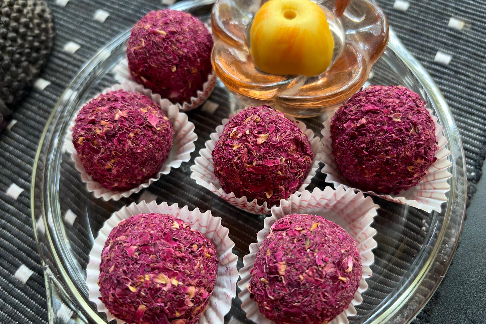 Rose laddu indien