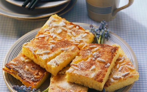 Gâteau au fromage à la polenta sucrée parfumé à l'orange