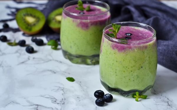 Smoothie bicolore kiwi, épinards et myrtilles
