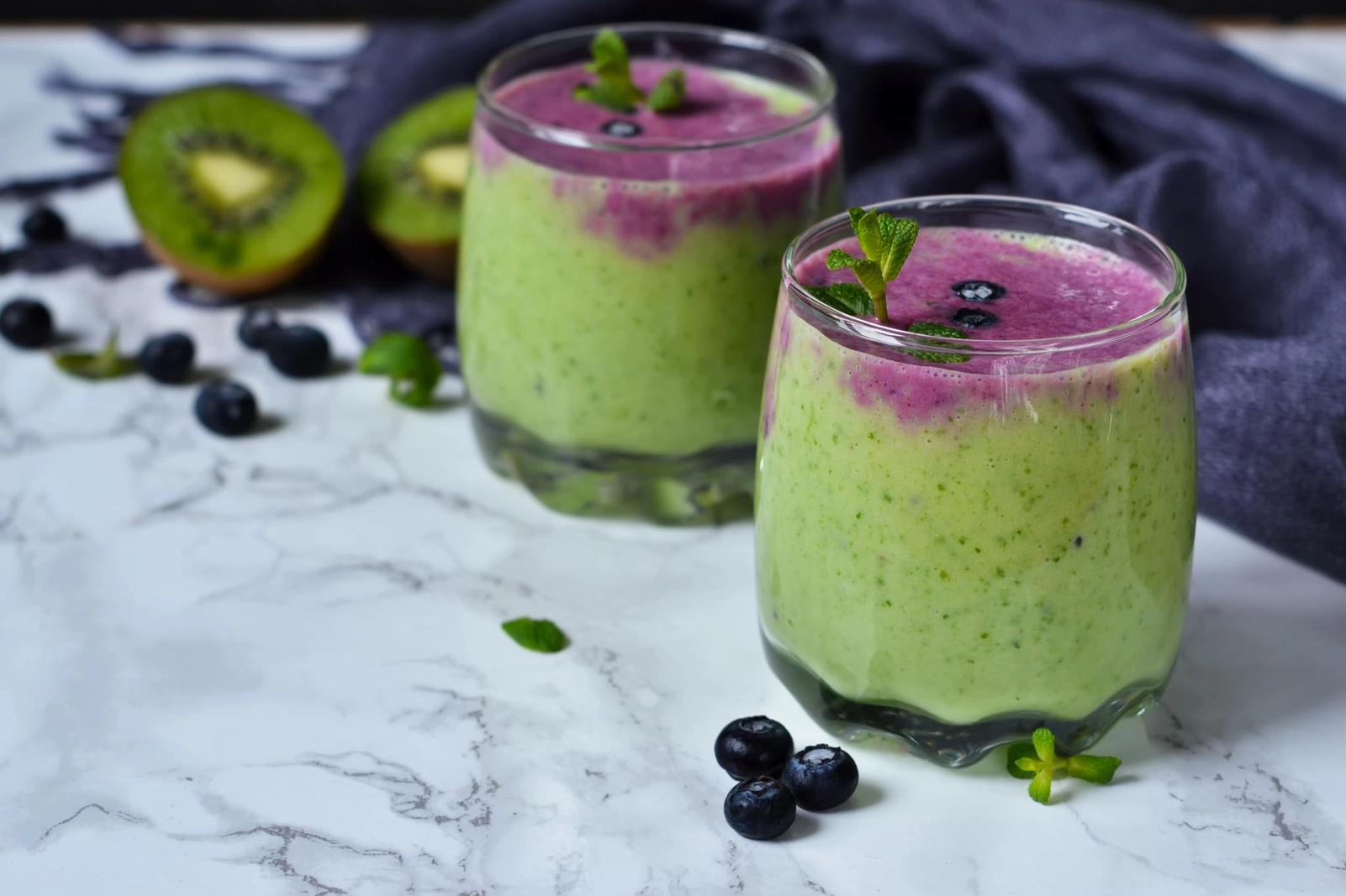 Smoothie bicolore kiwi, épinards et myrtilles