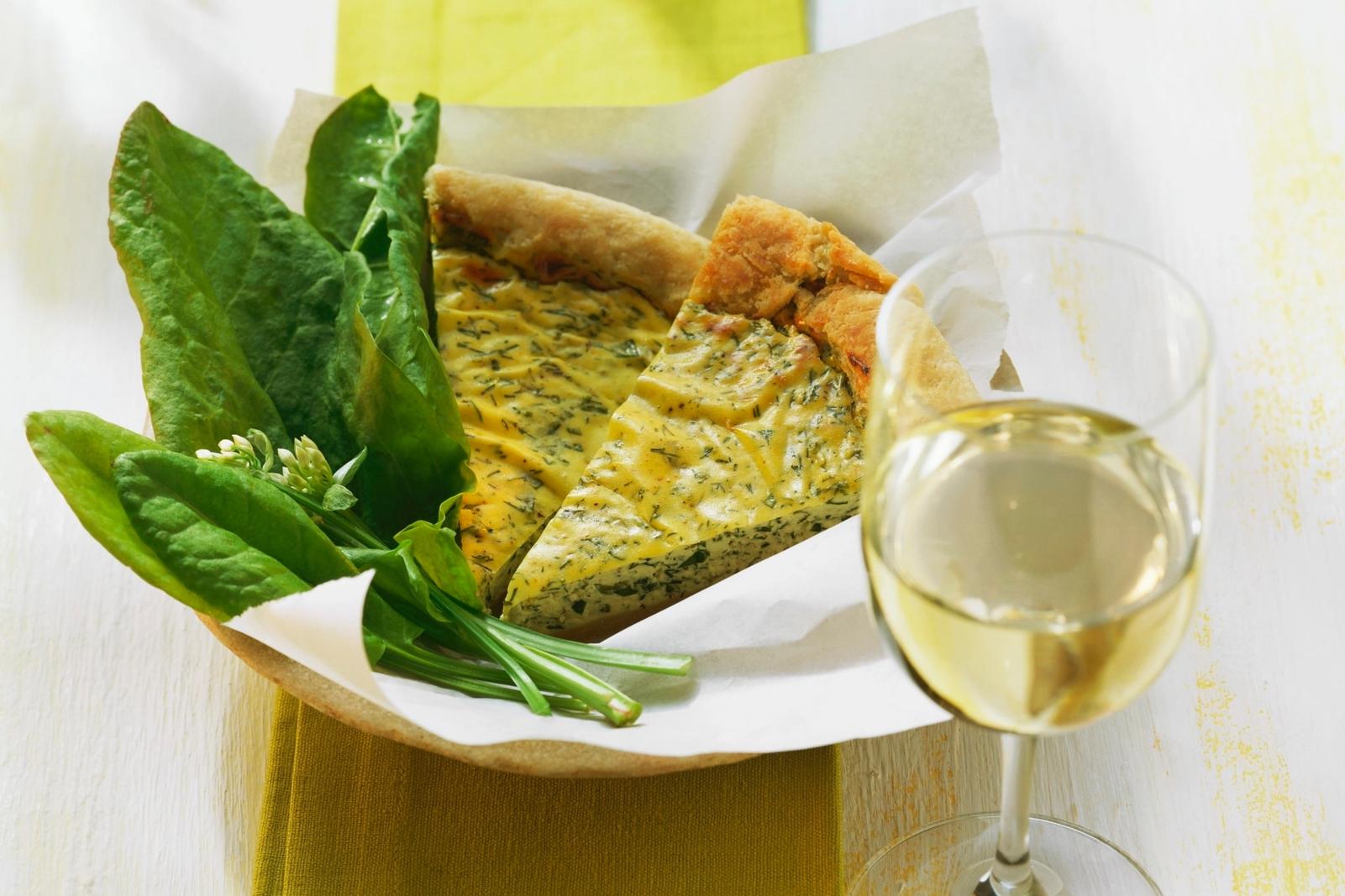 Quiche aux herbes et au fromage frais avec de l'oseille