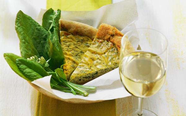 Quiche aux herbes et au fromage frais avec de l'oseille