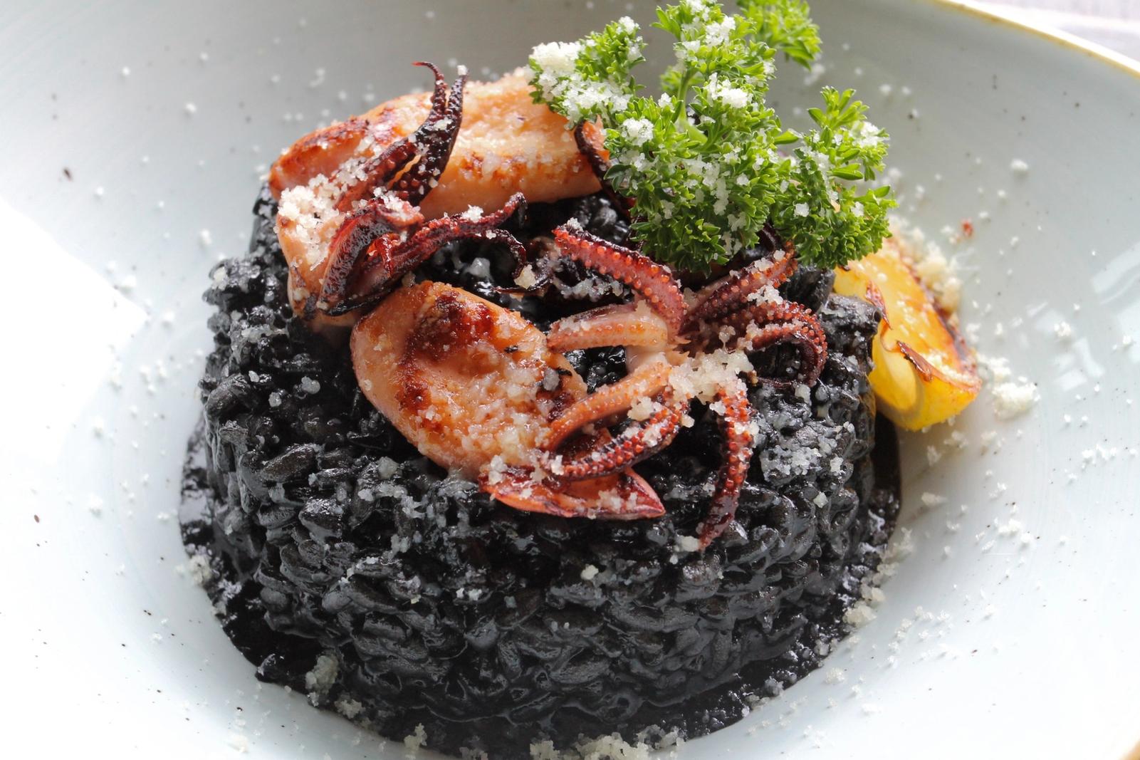 Calamars avec du riz noir