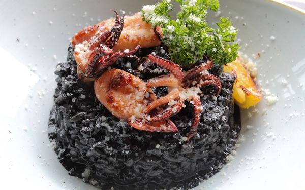Calamars avec du riz noir
