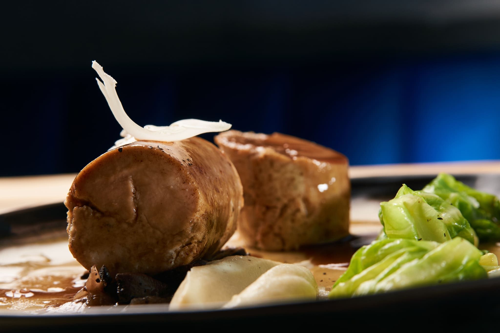Saucisses de poulet au four au chou vert cuit