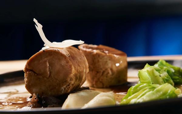 Saucisses de poulet au four au chou vert cuit