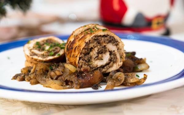 Rouleau de poitrine de dinde farci à la purée de champignons, de châtaignes et d’oignon