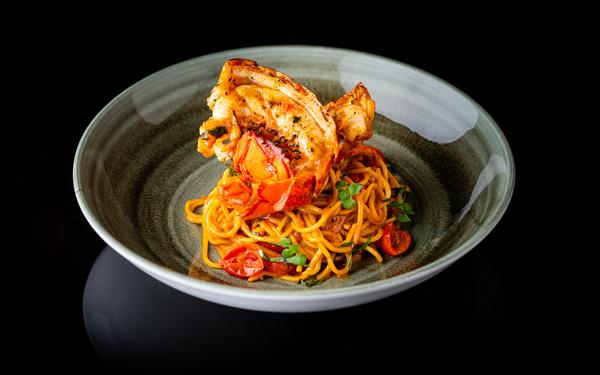 Homard bouilli au fromage et spaghetti